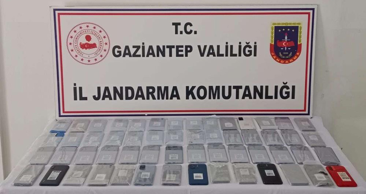 Gaziantep'te şüpheli çantadan1 milyon lira değerinde 57 adet kaçak telefon ele geçirildi