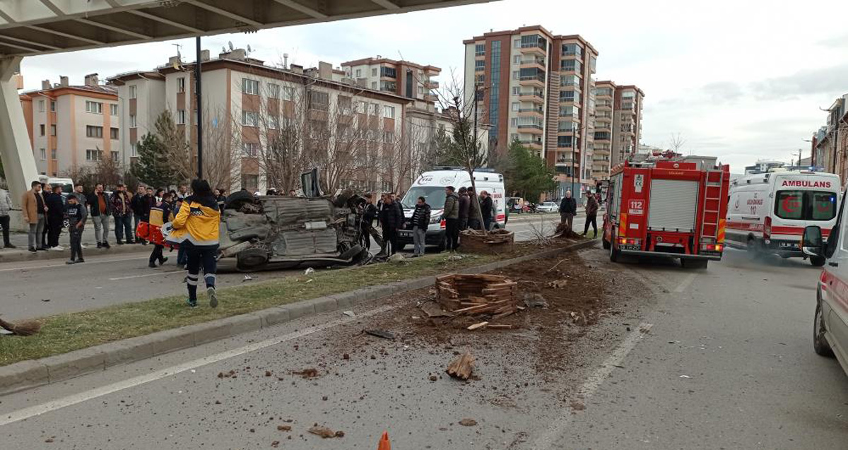 Sivas'ta dikkatsiz sürücü 3 kişiyi yaraladı 