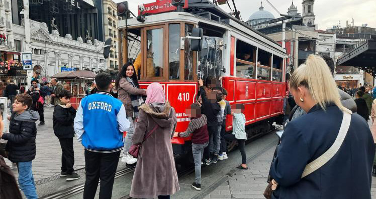 İstanbul'da tehlikeli tramvay yolculuğu 
