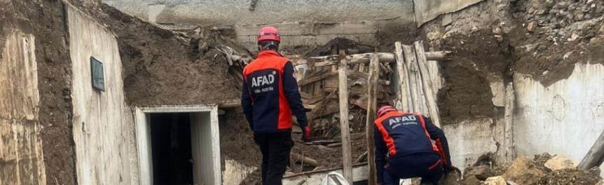 Adıyaman’da 6 Şubat depreminde ağır hasar almış olan toprak ev çöktü