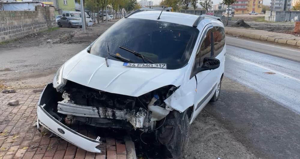 Şanlıurfa’da hafif ticari araç ve otomobil çarpıştı 4 kişi yaralandı 