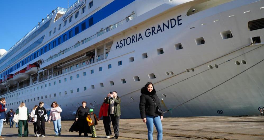 Rusya'dan Samsun'a gelen 420 mürettebat ve 790 yolcusu bulunan Astoria Grande isimli Kruvaziyer gemi demir attı