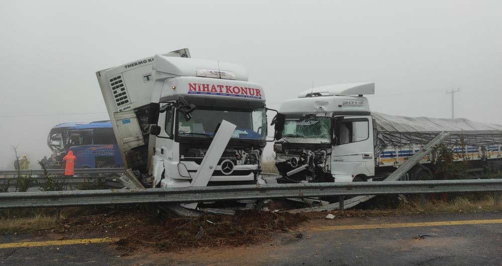 Şanlıurfa’da 2 tır 1 yolcu otobüsünün çarpışması sonucu İlhami Dokdemir hayatını kaybetti 