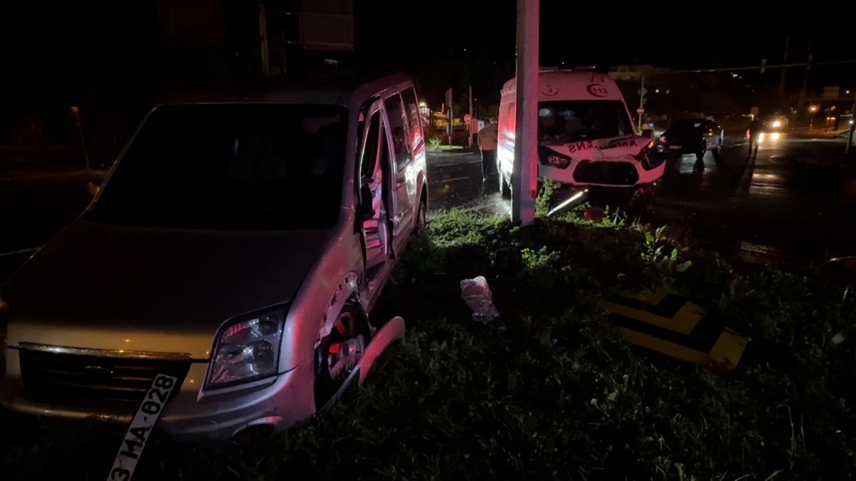 Rize'de ambulans ile hafif ticari araç çarpıştı: 5 hafif yaralı  