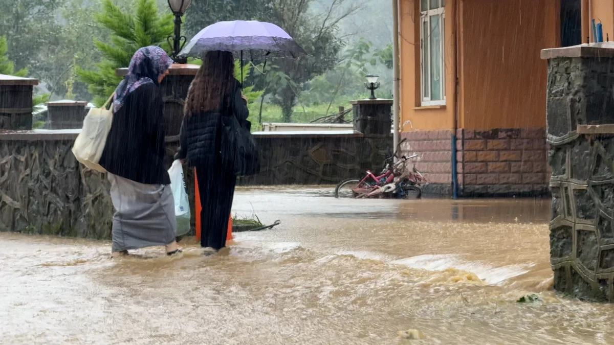 Rize'de şiddetli yağış etkili oluyor