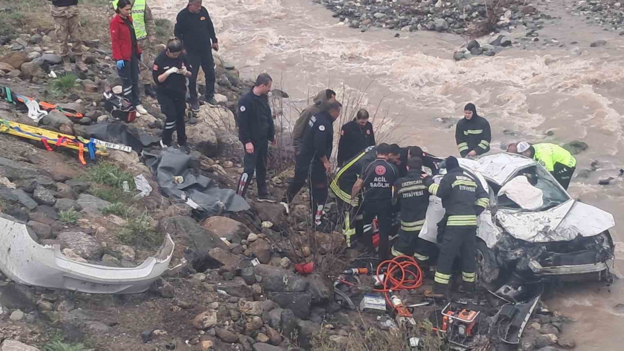 Erzincan’da otomobil dereye uçtu: 2 ölü, 1 ağır yaralı