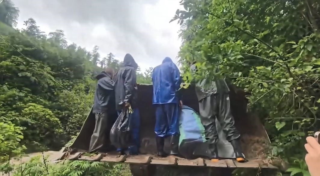 Artvin’de taşan dere 4 çay işçisini mahsur bıraktı, imdatlarına ekipler yetişti
