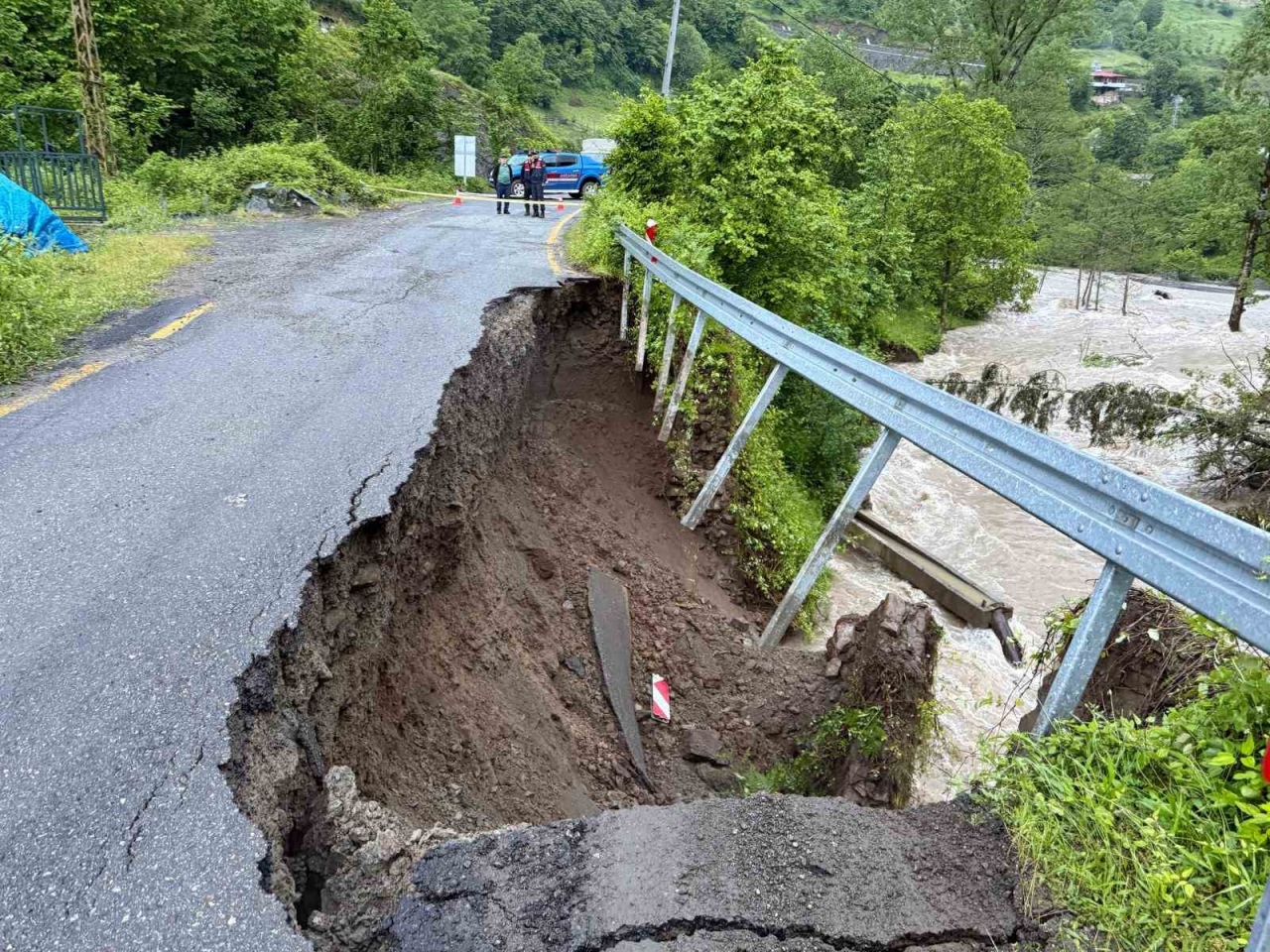 Artvin’de dere taştı, 5 köyün ulaşımını sağlayan yol hasar gördü
